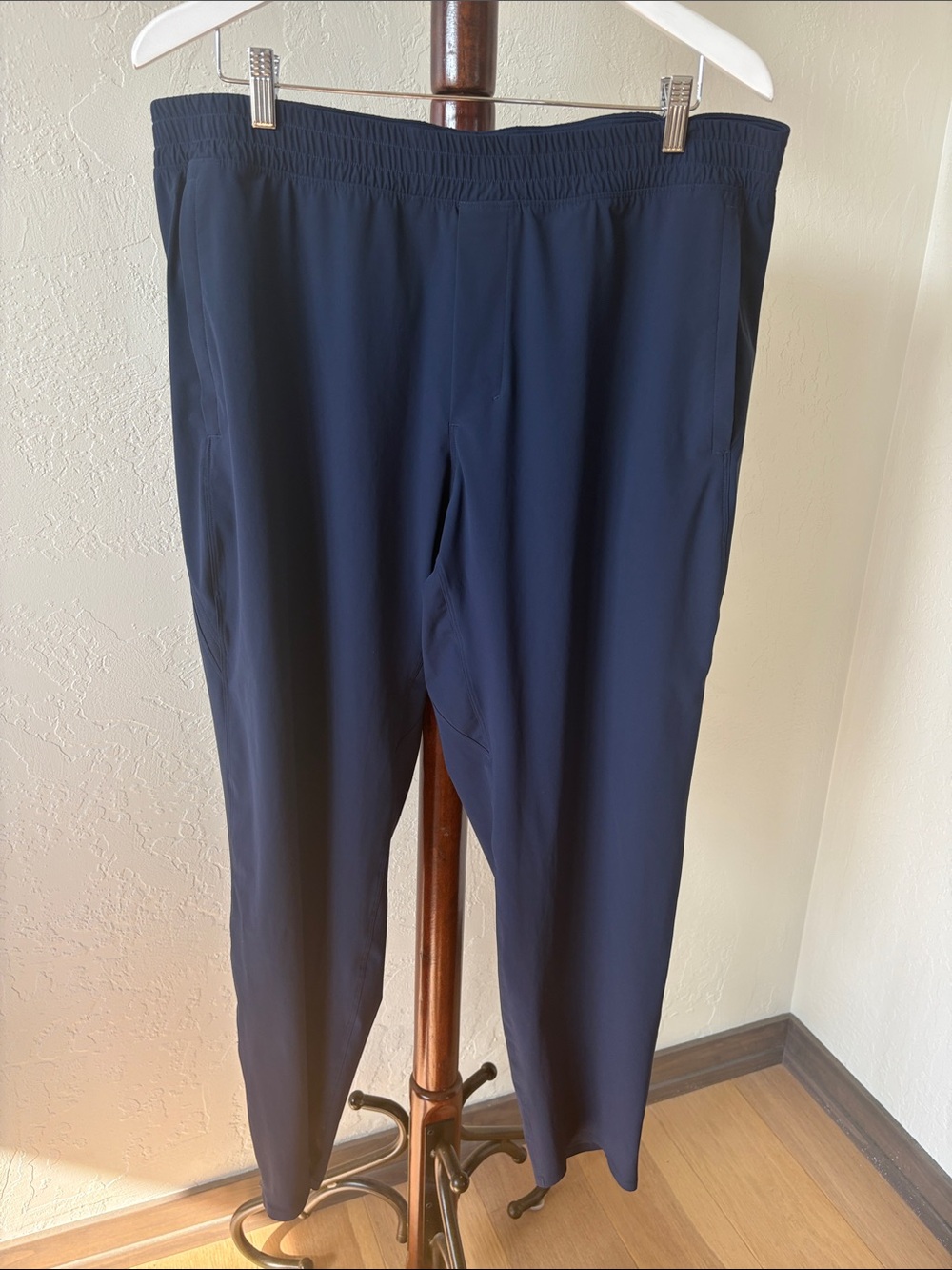 Men’s Lululemon performance pant.
